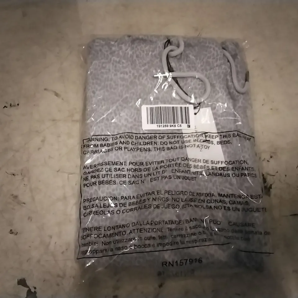 BOX OF APPROXIMATELY 13 HALSTON STUDIO WHITE/ GREY PULL OVER JUMPERS SIZE L