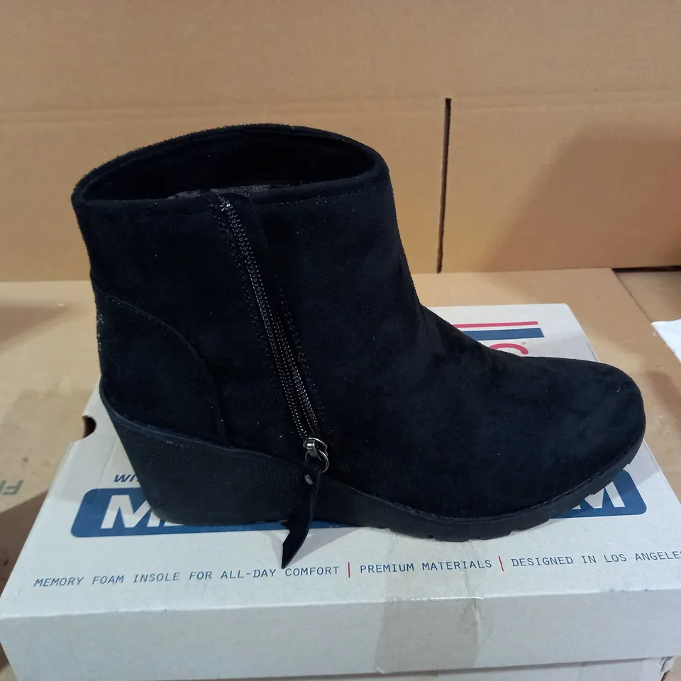BOXED PAIR OF BOB'S SKECHERS TUMBLE WEED BOOTS BLACK - SIZE 7