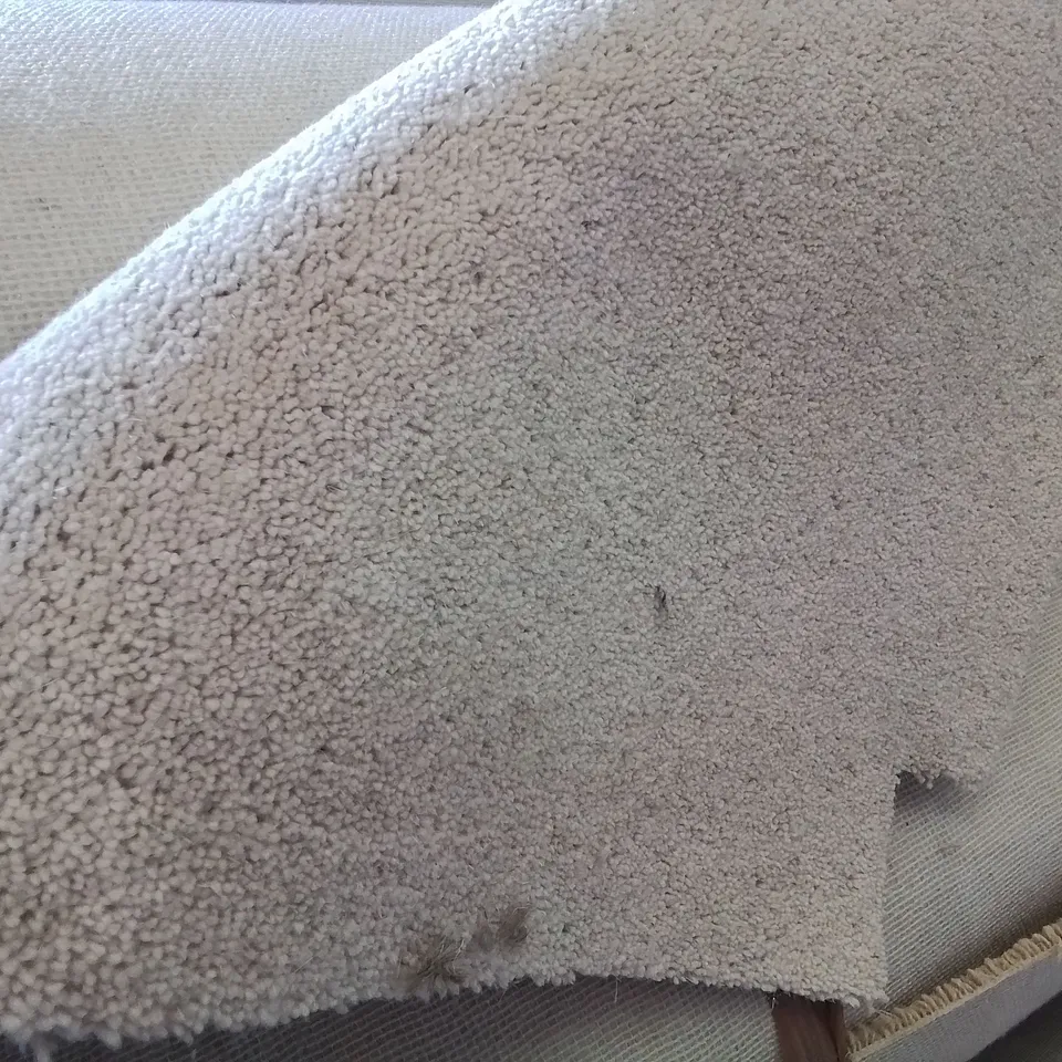 ROLL OF QUALITY LINGDALE MALHAM CARPET APPROXIMATELY 4M × 6.08M