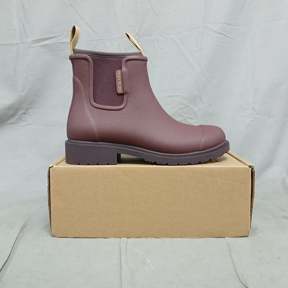 BOXED PAIR OF MERRY PEOPLE BOBBI BOOTS IN DARK CHERRY SIZE UK 4