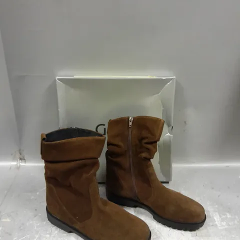 BOXED PAIR OF GABOR DREAMVELOUR WHISKY BOOTS UK 6