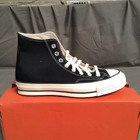 BOXED PAIR OF CONVERSE ALL STAR SHOES SIZE UK 7