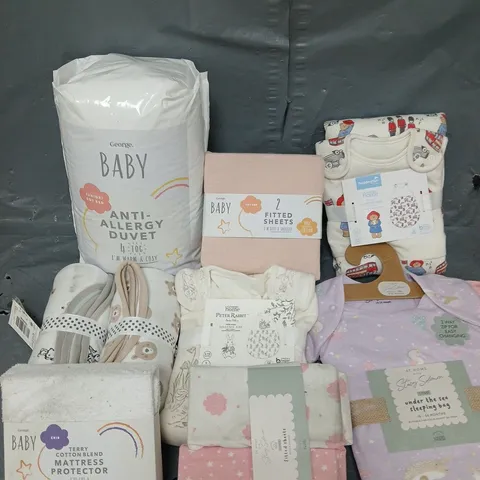 BOX OF APPROXIMATELY 10 ASSORTED BABY BEDDING & SOFT FABRICS ITEMS TO INCLUDE - ANTI-ALLERGY DUVET - SLEEPING BAGS - FITTED SHEETS - ETC