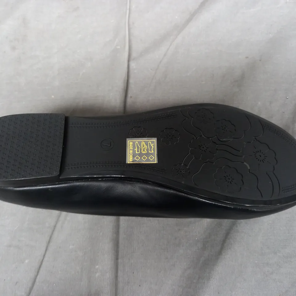 BOX OF APPROXIMATELY 10 KELSI SHOES IN BLACK - VARIOUS SIZES