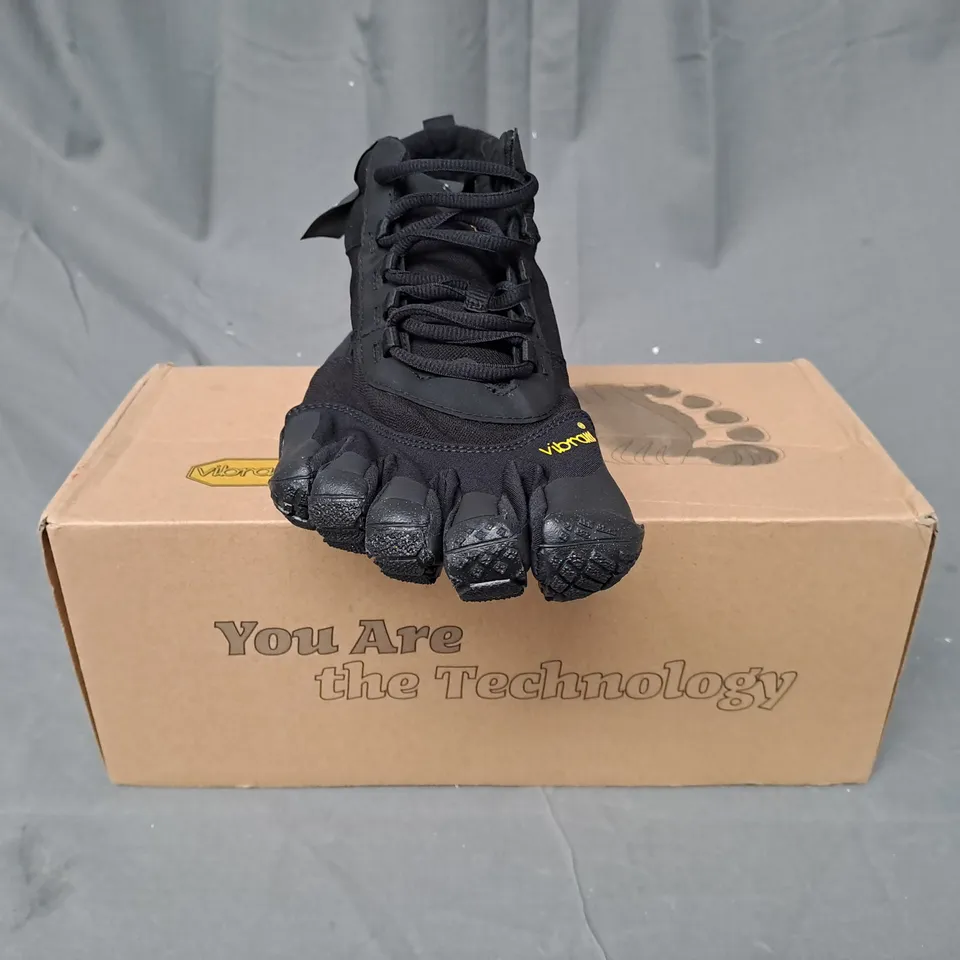 BOXED PAIR OF VIBRAM FIVEFINGERS V-TREK SHOES IN BLACK EU SIZE 44