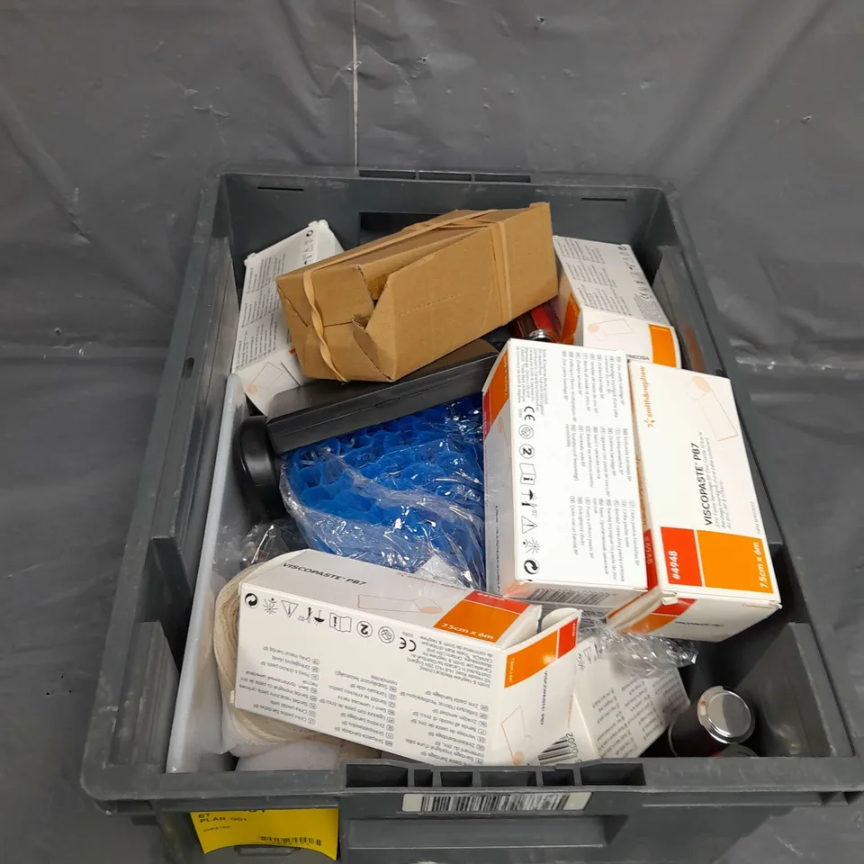 TOTE OF APPROXIMATELY 20 ASSORTED HOUSEHOLD ITEMS 