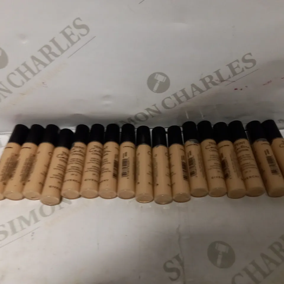 LOT OF APPROXIMATELY 18 GIVENCHY TEINT COUTURE CUSHION FOUNDATION (10g) - 04 FRESH BEIGE