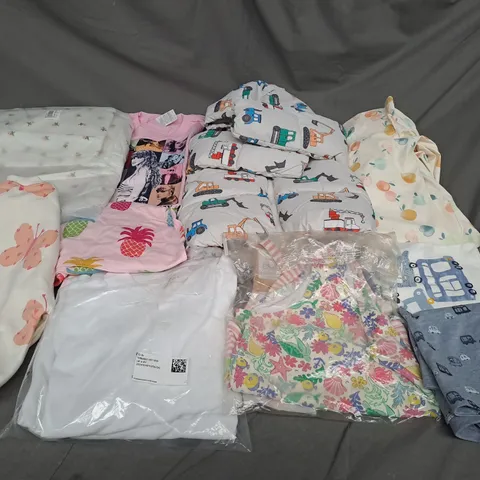 BOX OF ASSORTED CHILDRENS CLOTHING VARYING IN SIZE/COLOUR/STYLE TO INCLUDE:  TOPS, VESTS, JUMPERS