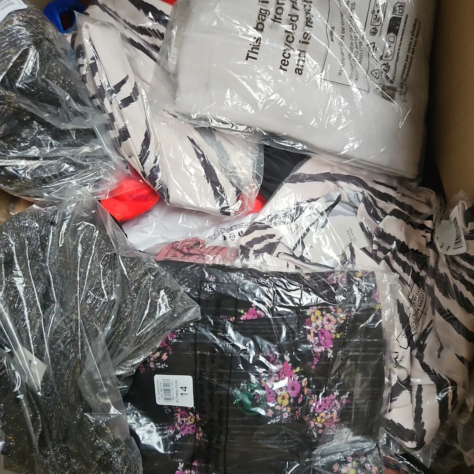 BOX OF APPROXIMATELY 20 ASSORTED CLOTHING ITEMS TO INCLUDE JOGGERS, DRESS, TOPS, ETC