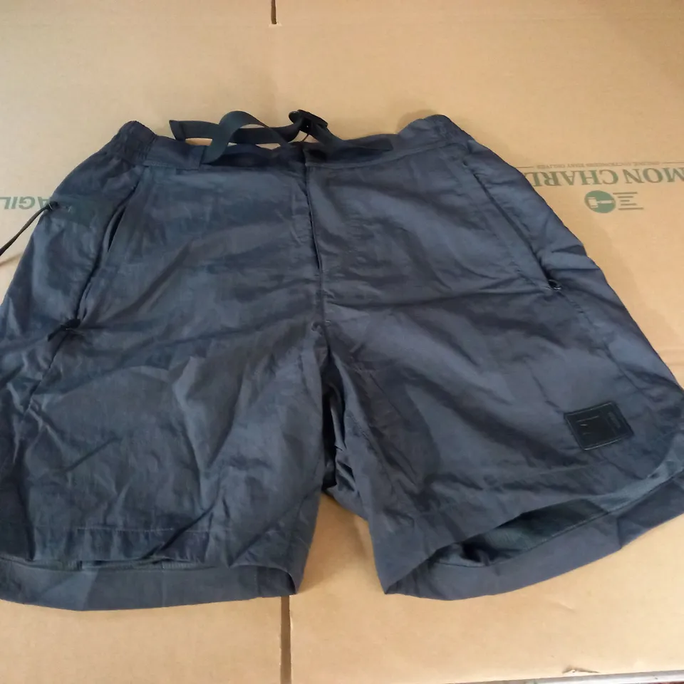 GYMSHARK GREY SHORTS - M