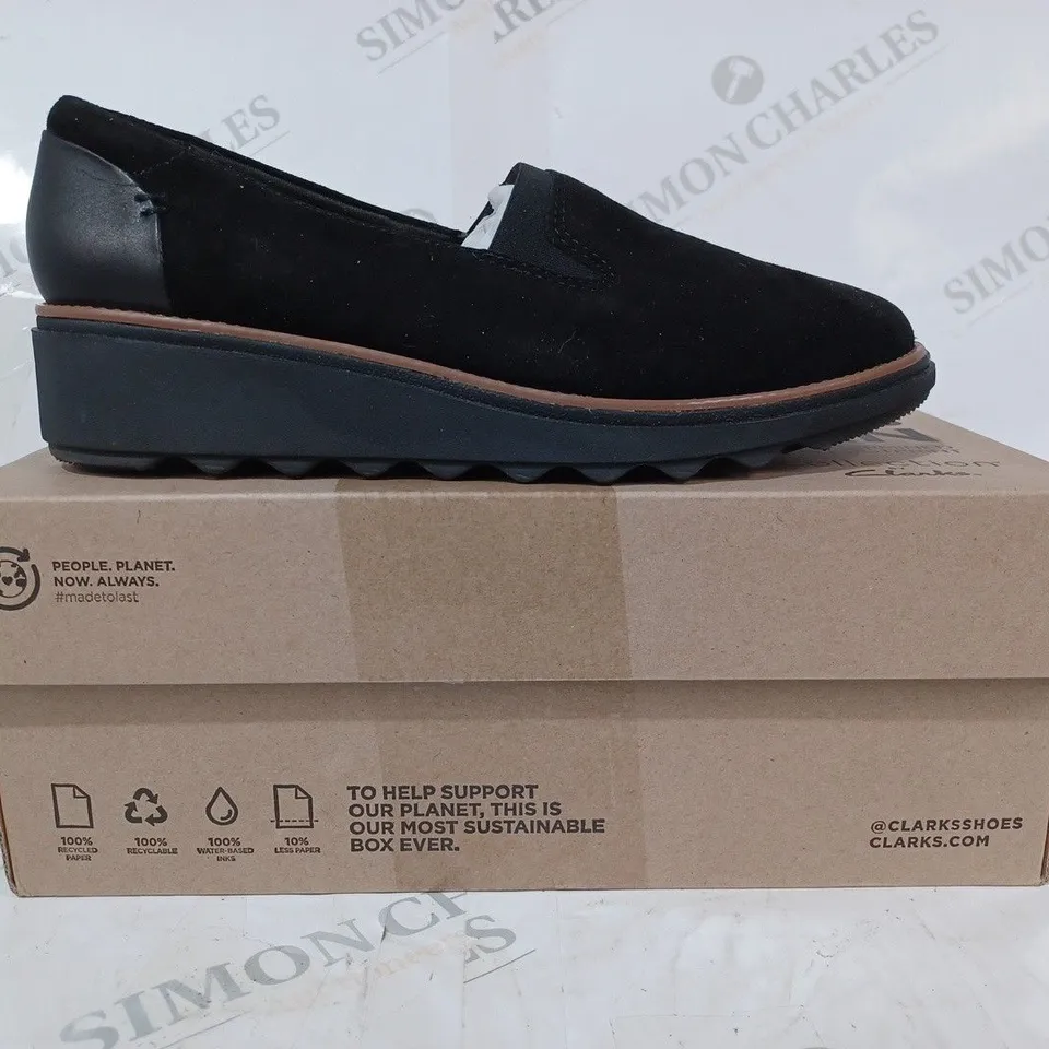 BOXED PAIR OF CLARKS DOLLY WIDE LOAFERS IN BLACK SIZE 5