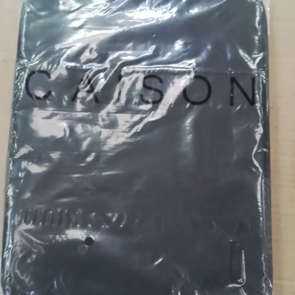 PALLET CONTAINING A LARGE QUANTITY OF CAISON LAPTOP SLEEVE BAGS