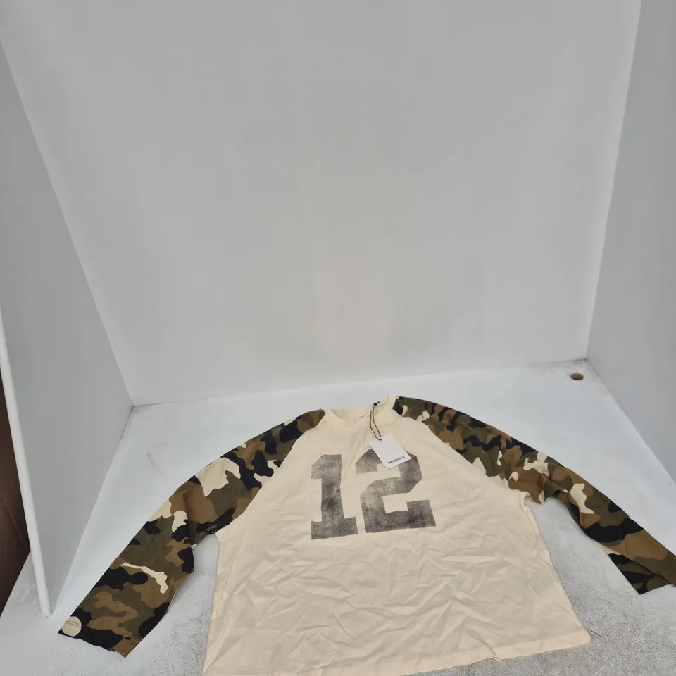 BERSHKA RAGLAN SLEEVE TOP – BEIGE BODY WITH CAMO SLEEVES, UK L