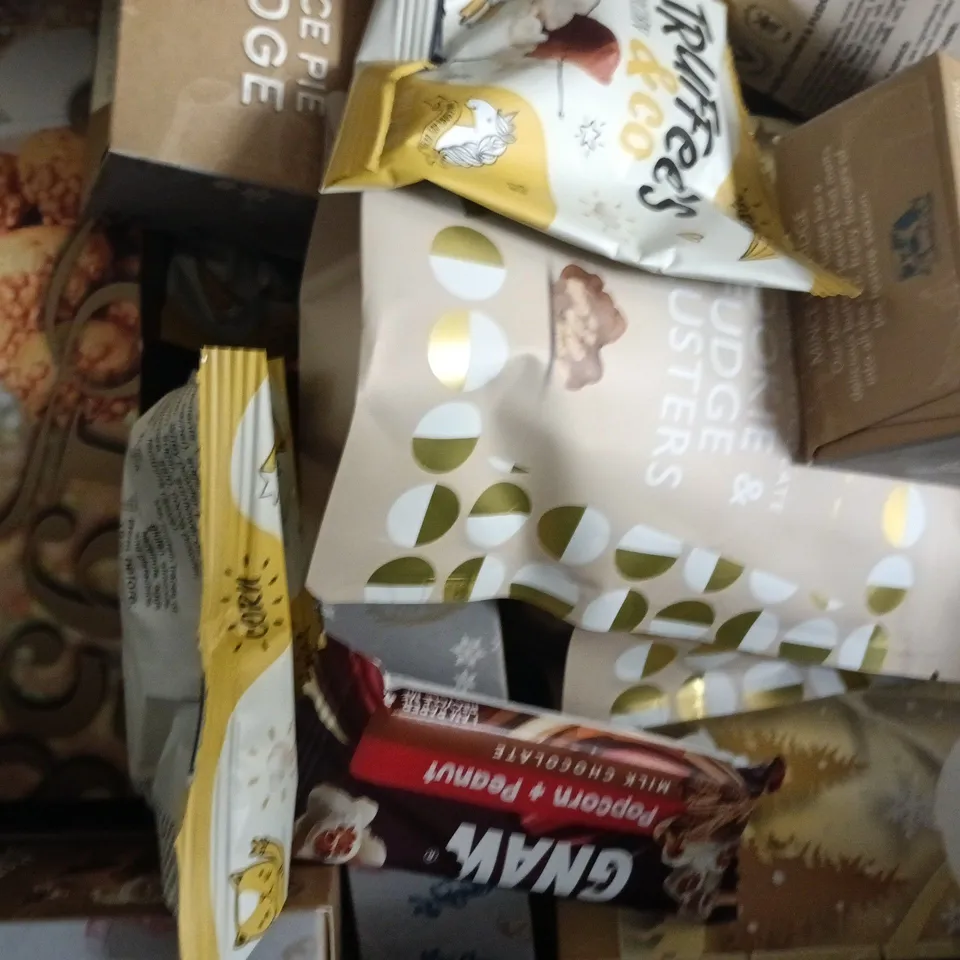 APPROXIMATELY 10 ASSORTED FOOD AND DRINK ITEMS TO INCLUDE FURNISS, GOUDA BISCUITS, ETC