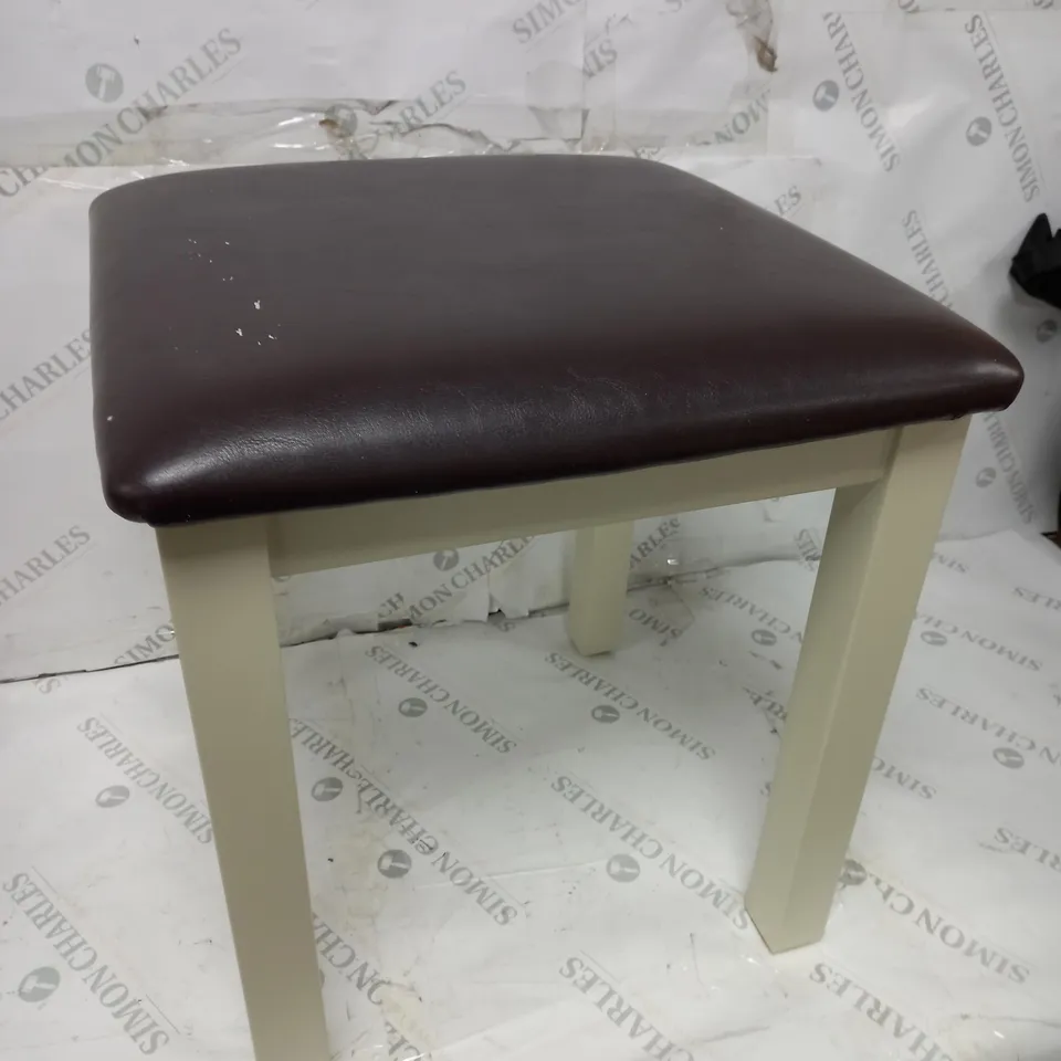 BEACHCREST MILTON DRESSING STOOL IN WHITE WOOD AND FAUX LEATHER 