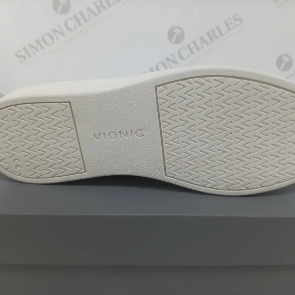 VIONIC LOW GREY & WHITE TRAINERS - SIZE 6