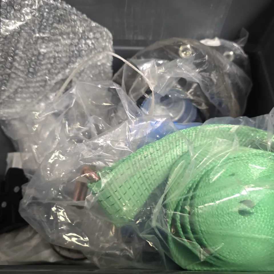 APPROXIMATELY 6 ASSORTED ITEMS TO INCLUDE - TAILLIGHT , AHC 195 PIECE SELF TAPPING SCREW ETC