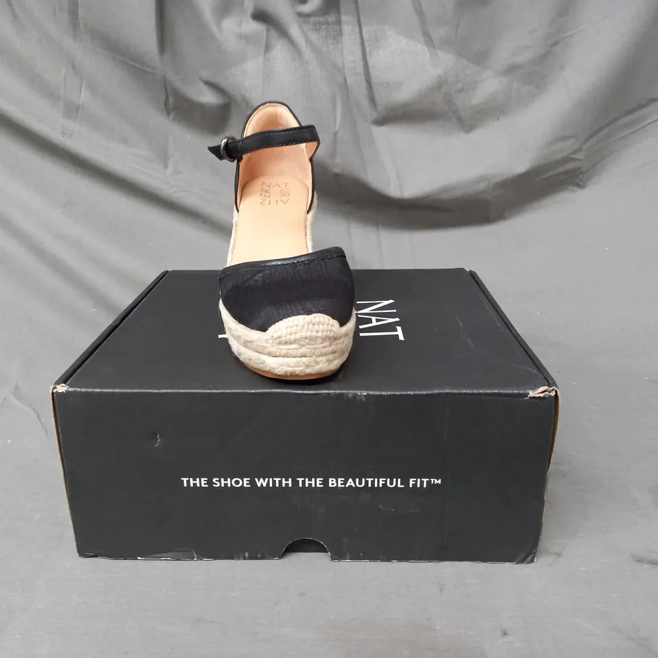 BOXED PAIR OF NATURALIZER WEDGE SANDALS IN BLACK SIZE 3