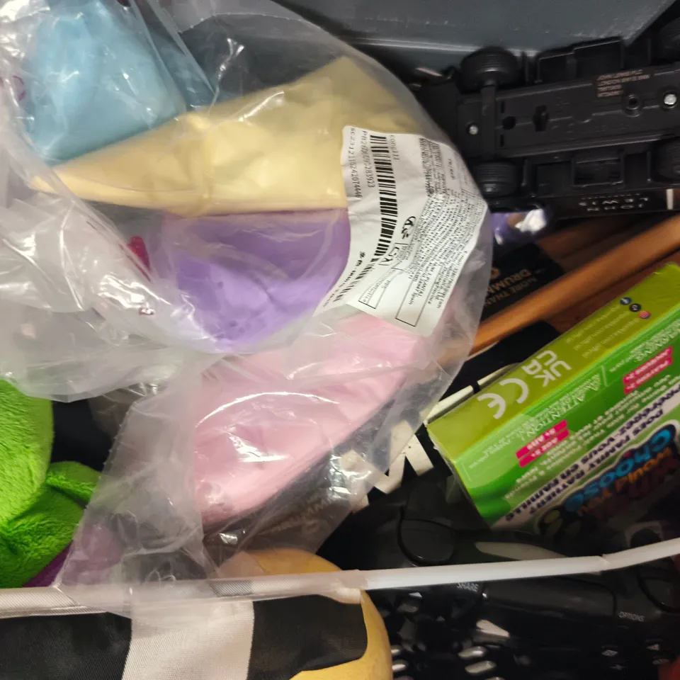 APPROXIMATELY 10 ASSORTED TOYS AND GAMES