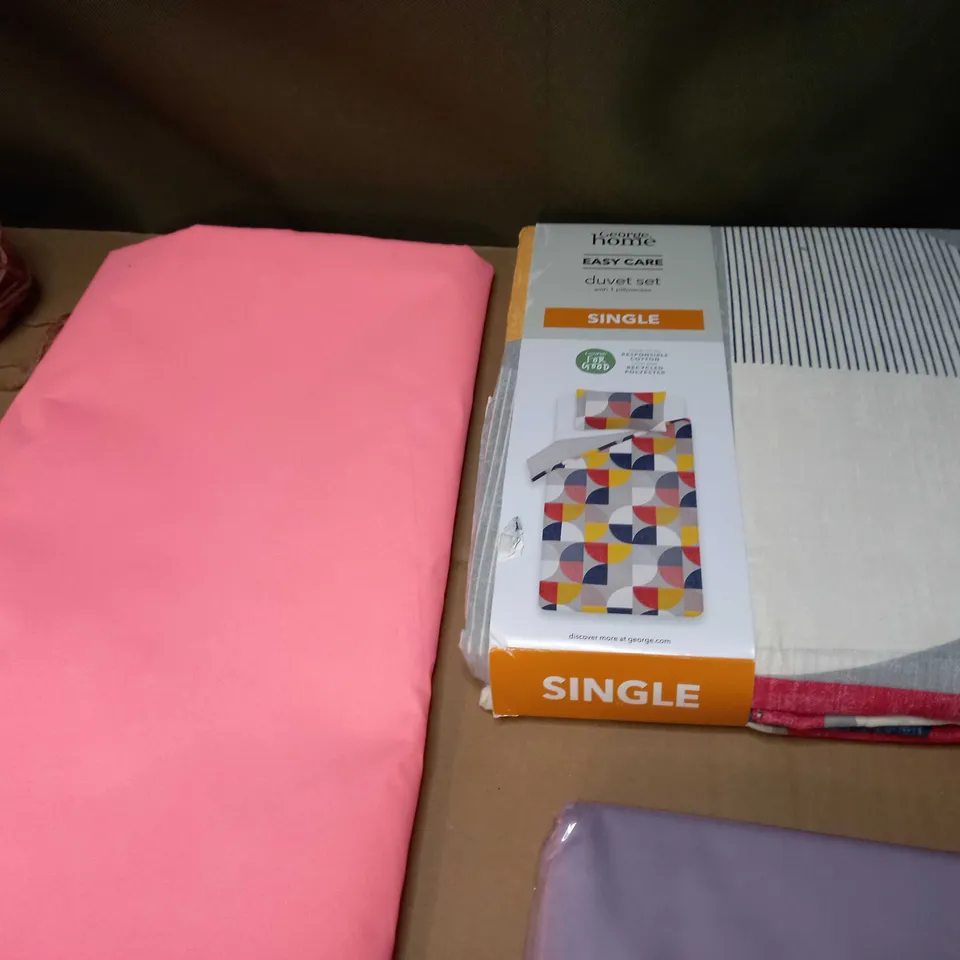 LARGE BOX OF APPROXIMATELY 20 ASSORTED HOUSEHOLD ITEMS TO INCLUDE: WOOL, CUSHION, PILLOW PROTECTORS