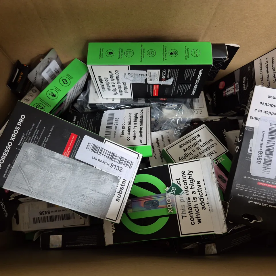 APPROXIMATELY 30 ASSORTED VAPES, E-CIGARETTES & ACCESSORIES TO INCLUDE VAPORESSO ARMOUR GS, INNOKIN ENDURA T22 PRO, SMOK RPM COIL, ETC
