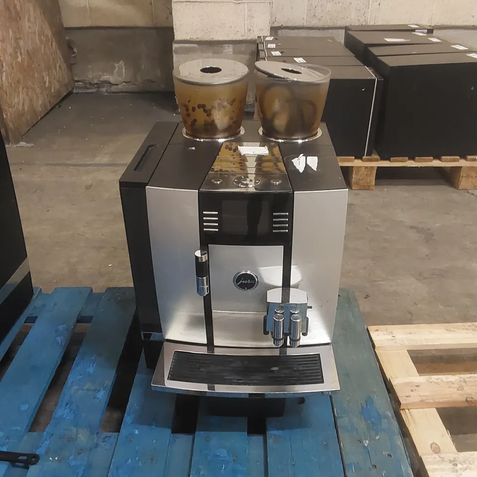 JURA GIGA COMMERCIAL COFFEE MACHINE 