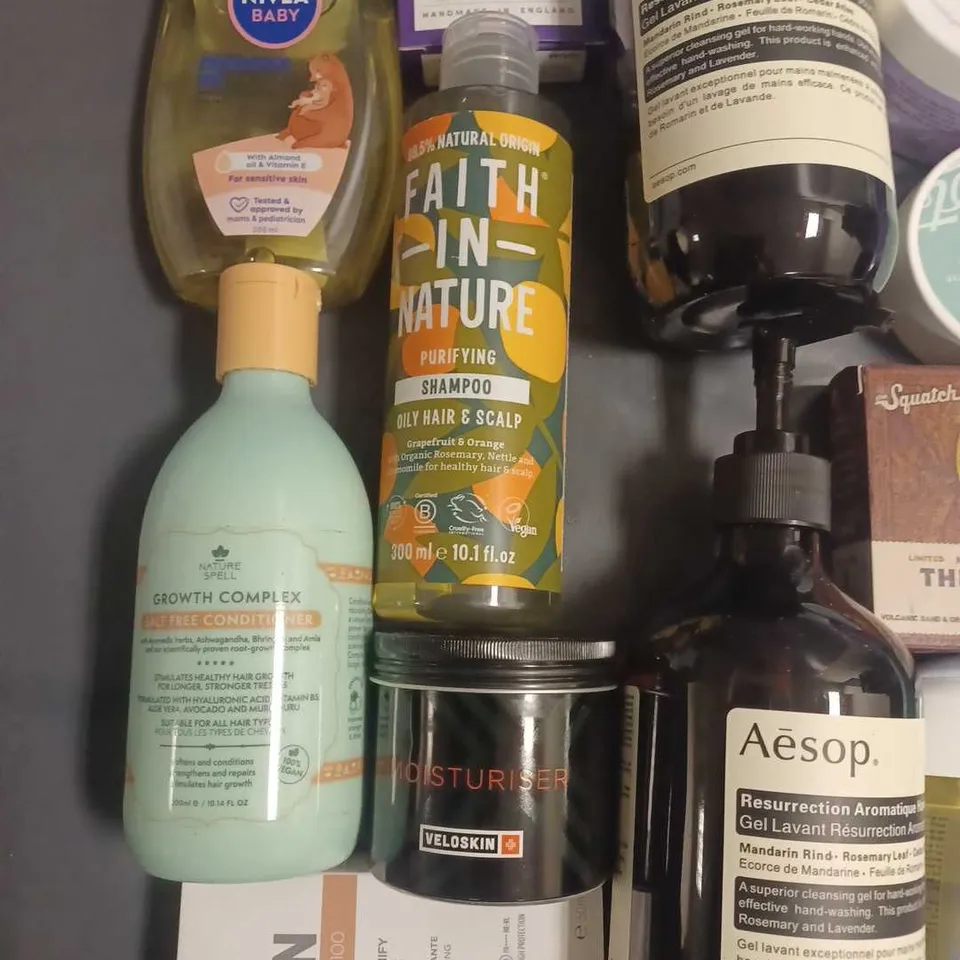 LOT OF APPROXIMATELY 22 ASSORTED HEALTH AND BEAUTY ITEMS TO INCLUDE AESOP HAND WASH, HAIR BURST HAIR SERUM AND DR SQUATCH SOAP