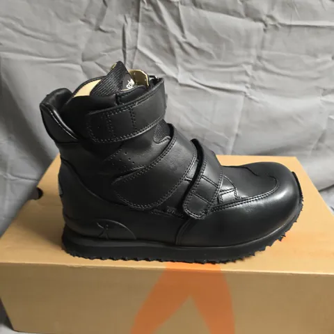 BOXED PAIR OF SCHEIN MATTERHORN SHOES - UK SIZE 38