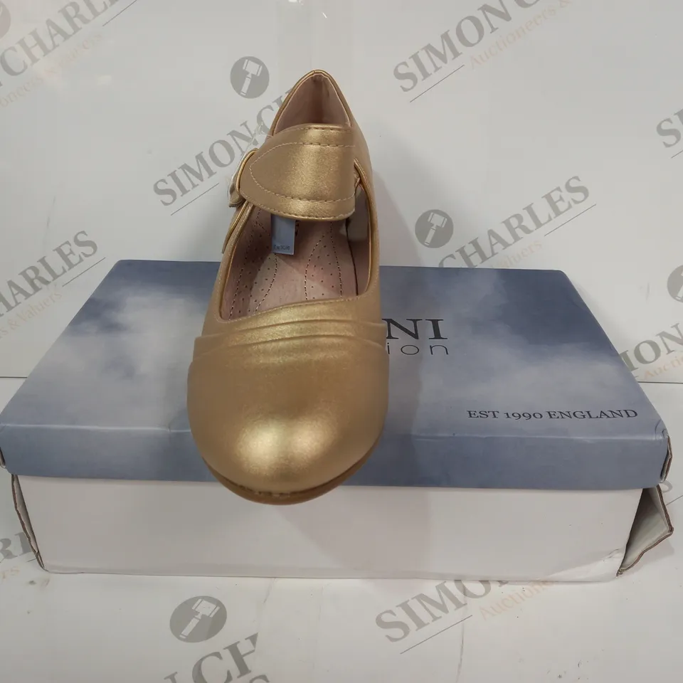 BOXED PAIR OF AJVANI COLLECTION CLOSED TOE LOW BLOCK HEELS IN GOLD COLOUR SIZE 5