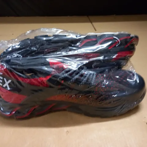 pair of suadex steel toed trainers - 44