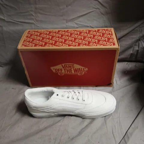 VANS OFF THE WALL WHITE TRAINERS – BOXED - SIZE UK 10