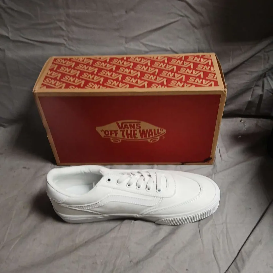 VANS OFF THE WALL WHITE TRAINERS – BOXED - SIZE UK 10