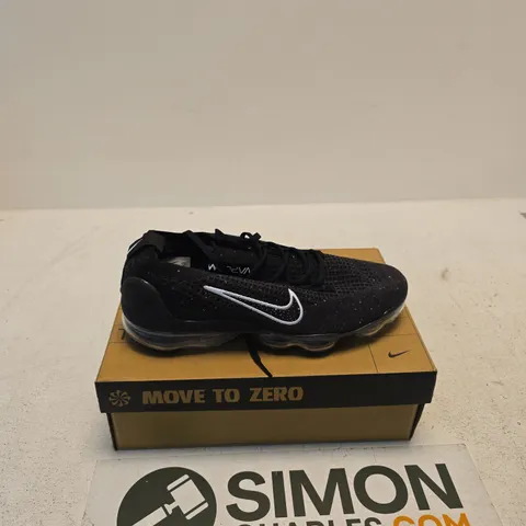 NIKE AIR MAX 2021 BLACK/WHITE TRAINERS – UK 9