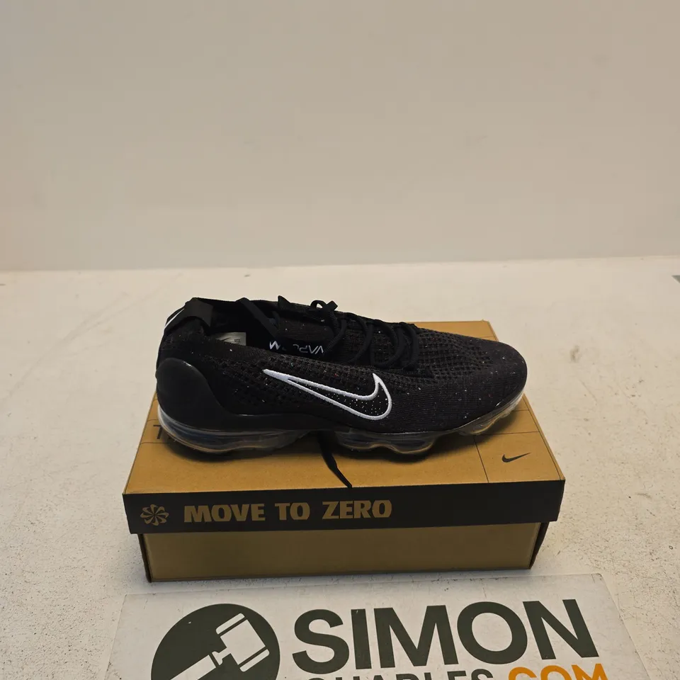 NIKE AIR MAX 2021 BLACK/WHITE TRAINERS – UK 9