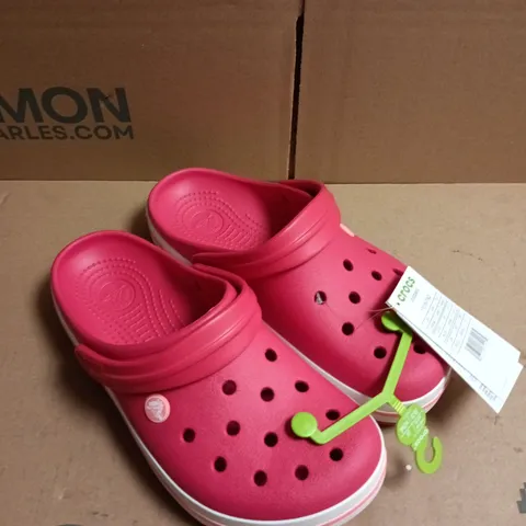 PAIR OF CROCS CROCBAND CLOGS - 6