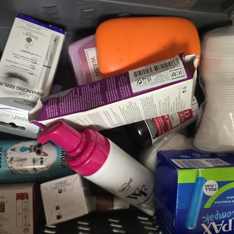 APPROXIMATELY 12 ASSORTED COSMETIC ITEMS INCLUDING VARIOUS MAKES AND BRANDS - COLLECTION ONLY