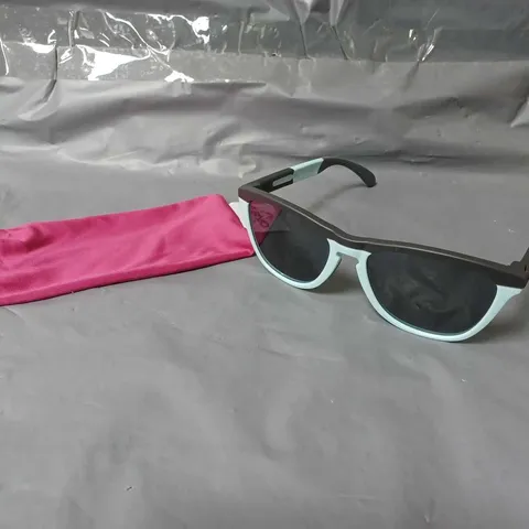 OAKLEY 0OO9284 SQUARE SUNGLASSES