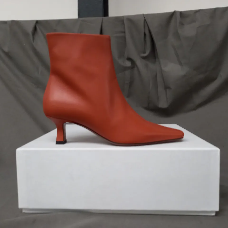 BOXED PAIR OF NEOUS DIADEM LOW HEEL LEATHER ANKLE BOOTS IN BROWN EU SIZE 36.5
