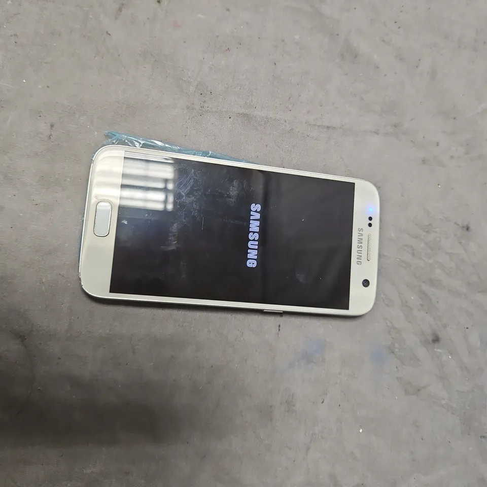 SAMSUNG GALAXY S7 SMARTPHONE – SILVER CRACKED AND DAMAGE TO THE BACK ,