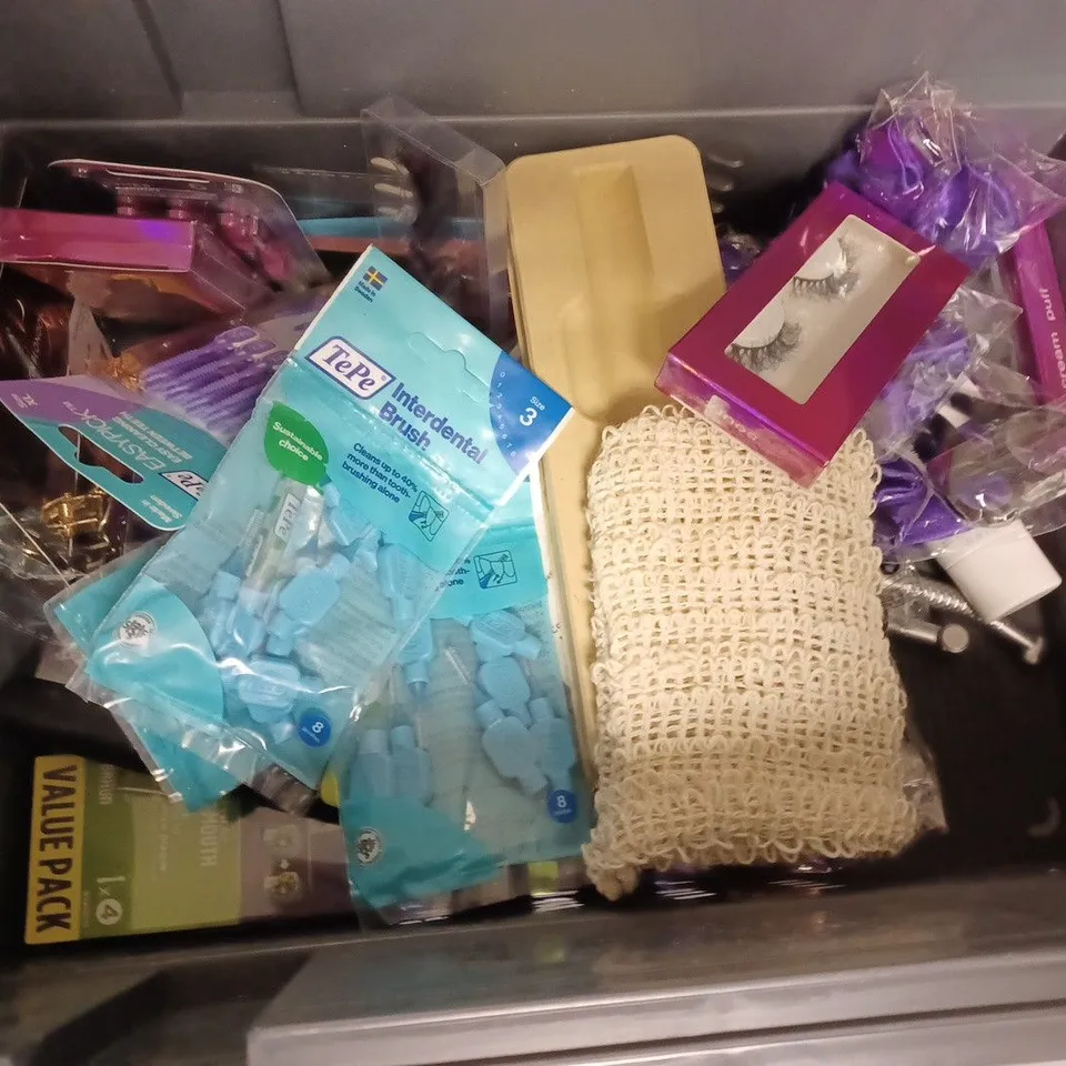 APPROXIMATELY 20 ASSORTED COSMETICS ITEMS TO INCLUDE FAKE LASHES, GIVE ME DAY CREAM (50ml), BABY WIPES, ETC