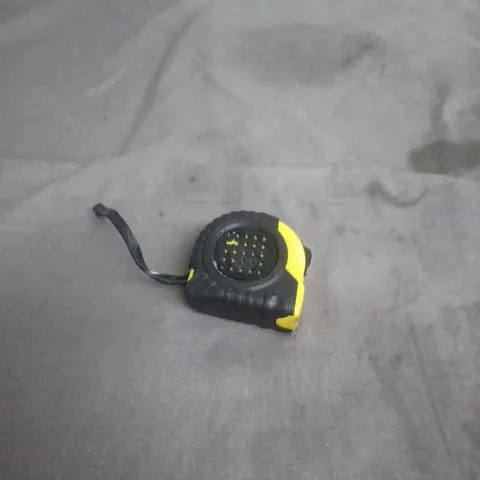 APPROXIMATELY 15 ASSORTED HOUSEHOLD ITEMS INCLUDING TAPE MEASURE , SCHOOL STATIONARY SET AND GORILLA GLUE