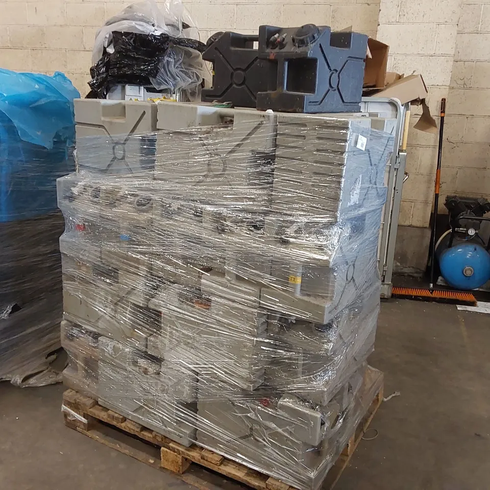 PALLET TO CONTAIN A LARGE ASSORTMENT OF PLASTIC PETROL JERRY CANS - MOSTLY 5 GALLON CANS 