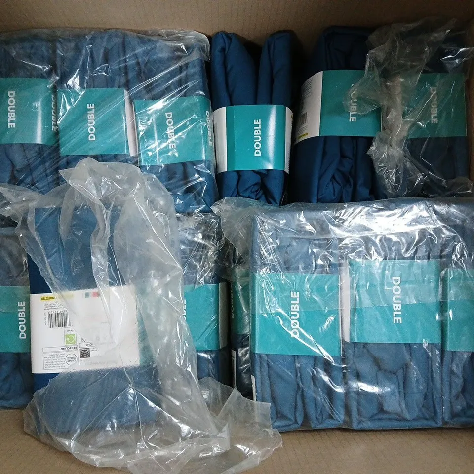 APPROXIMATELY 28 EASY CARE FITTED SHEETS IN NAVY - DOUBLE