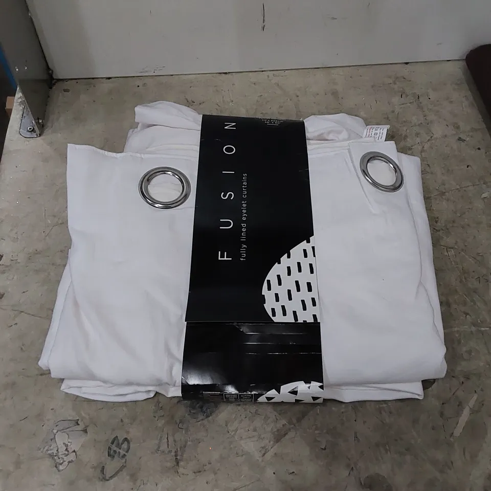 FULLY LINED EYELET CURTAINS // SIZE: 117 X 228cm