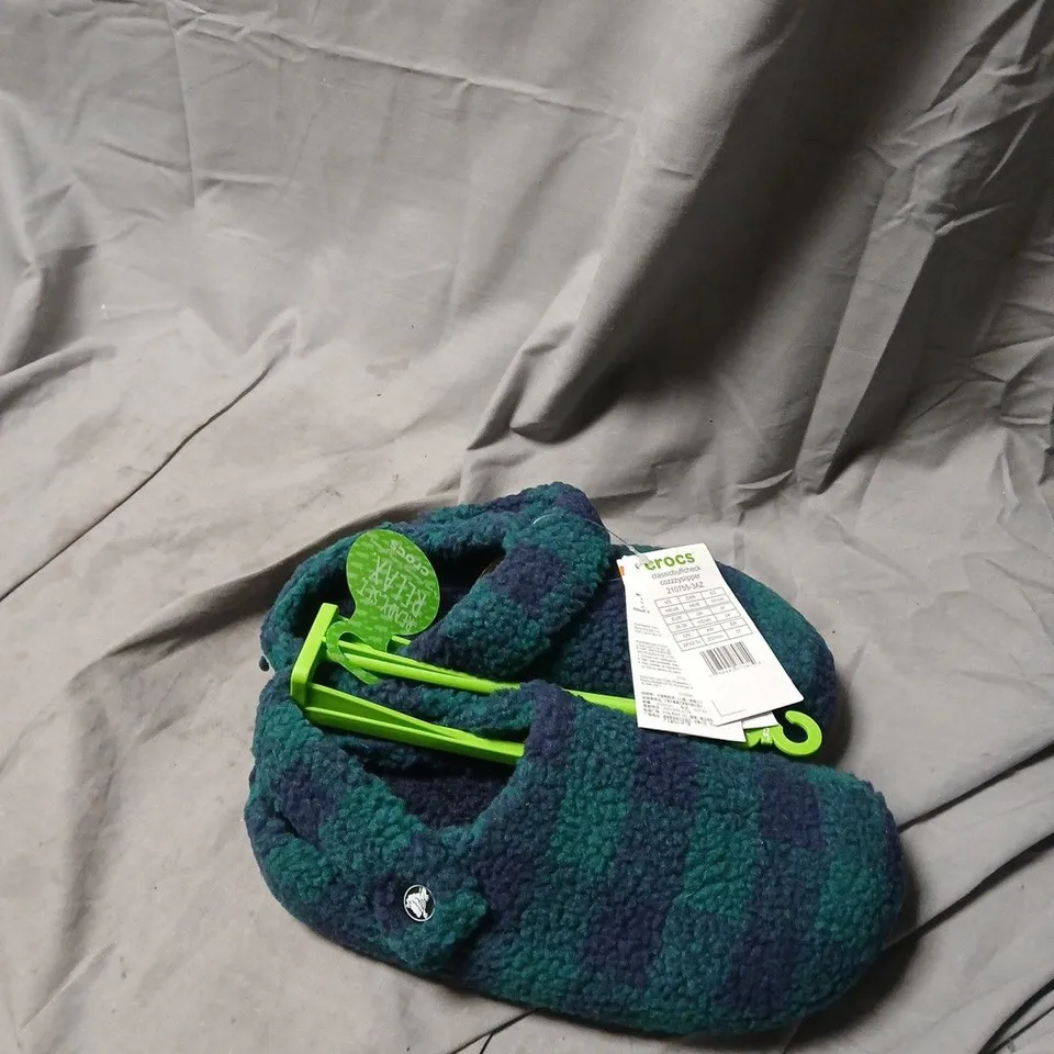 CROCS STRIPED FLEECE-LINED SLIPPERS – INDOOR, UK 5-6