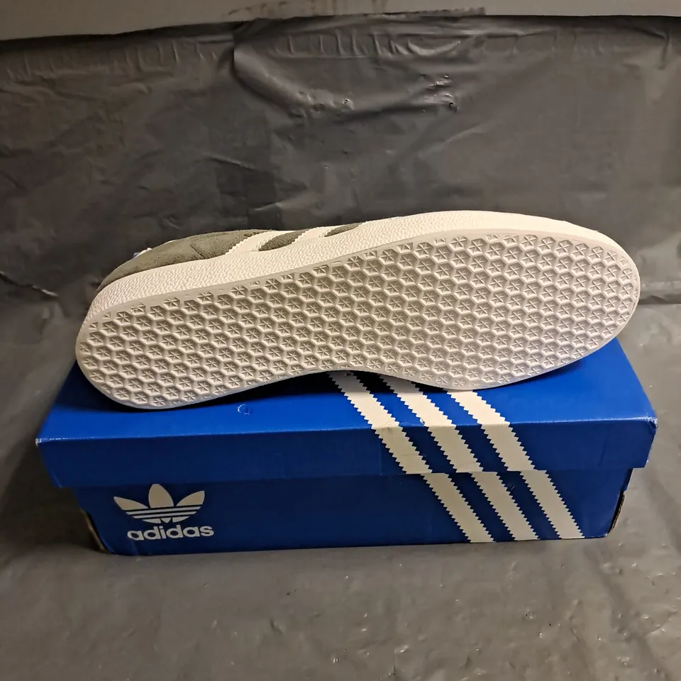 BOXED PAIR OF ADIDAS GAZELLE SHOES IN WHITE/GREY SIZE UK 9