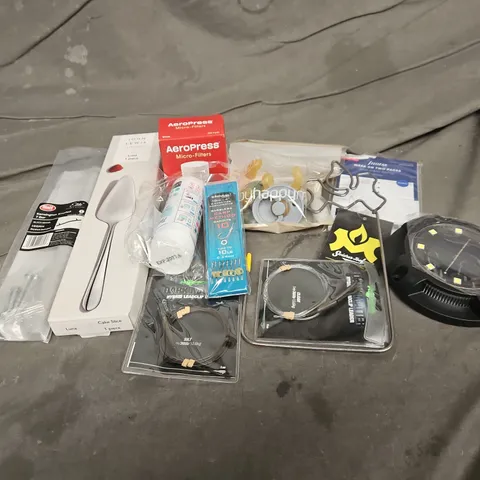 APPROXIMATELY 15 ASSORTED HOUSEHOLD ITEMS TO INCLUDE SOLAR LIGHT, CAKE SLICE CUTTER, HYBRID LEADCLIP LEADER, ETC