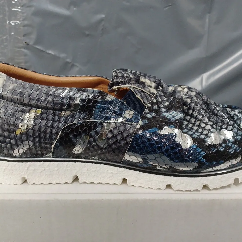 BOXED MODA IN PELLE ANETTE LEATHER BOW TWIST UPPER WITH FLEX SOLE TRAINERS IN NAVY METALLIC SNAKE - SIZE 7