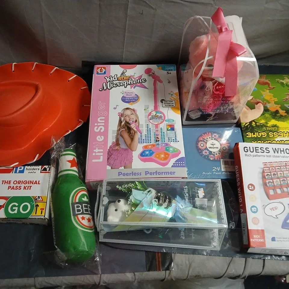 LOT OF ASSORTED TOYS AND GAMES TO INCLUDE KID STAR MICROPHONE, DRESS UP HAT AND GONK PLUSHIES
