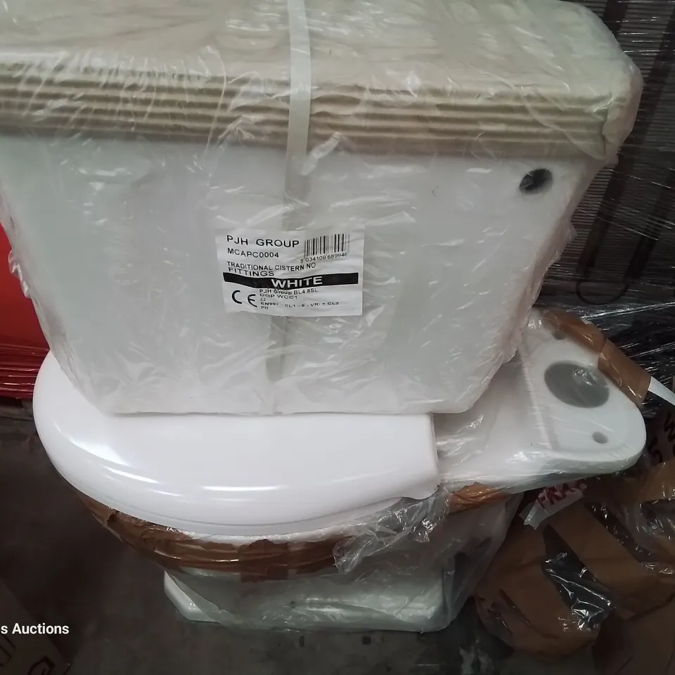 CLOSE COUPLED TRADITIONAL WHITE TOILET BOWL, CISTERN & SEAT